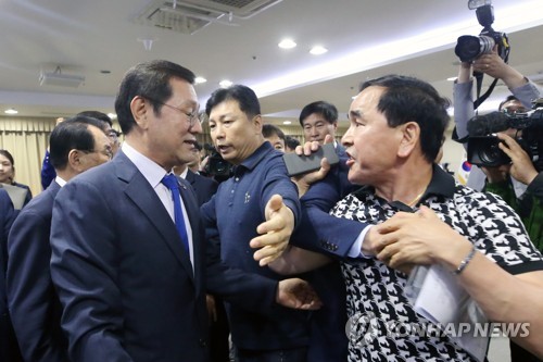 이용섭 시장에게 항의하는 일부 5·18 회원(광주=연합뉴스) 천정인 기자 = 7일 오전 광주시청 3층 중회의실에서 열린 제39주년 5·18민중항쟁 기념행사 추진상황보고 및 기자간담회'에서 특정인을 반대하는 일부 5·18단체 회원들이 이용섭 광주시장(왼쪽)에게 항의하고 있다. 2019.5.7 iny@yna.co.kr