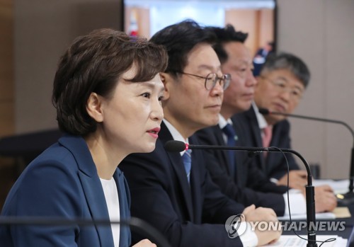 '3기 신도시'는 고양 창릉·부천 대장(서울=연합뉴스) 이정훈 기자 = 김현미 국토교통부 장관이 7일 오전 서울 종로구 세종로 정부서울청사에서 '수도권 주택 30만호 공급방안' 제3차 신규택지 추진계획을 발표하고 있다. 2019.5.7 uwg806@yna.co.kr