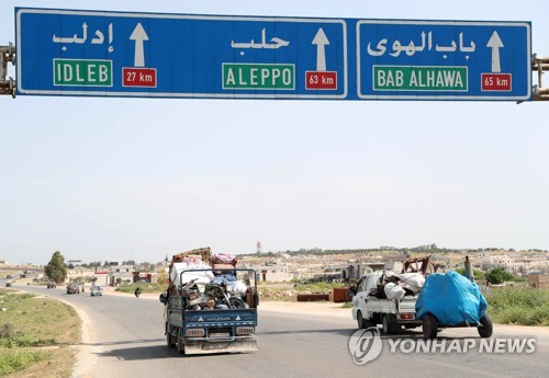 6일 이들립주 남쪽 공습 지역을 벗어나는 피란 트럭     [AFP=연합뉴스]