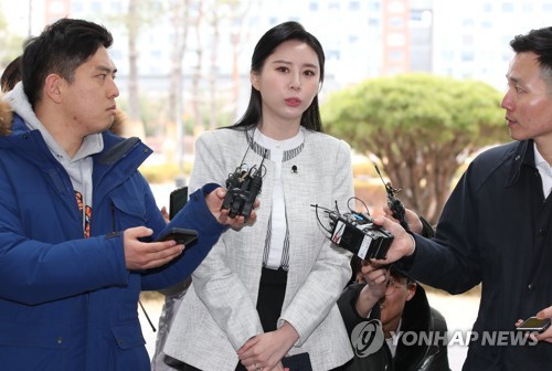 '장자연 사건' 목격자 배우 윤지오 참고인 조사(서울=연합뉴스) 김주성 기자 = '장자연 사건'의 유일한 목격자로 알려진 고인의 동료배우 윤지오씨가 12일 오후 서울동부지검에 설치된 대검찰청 검찰 과거사 진상조사단에 참고인 자격으로 출석해 취재진의 질문을 받고 있다. 2019.3.12 utzza@yna.co.kr