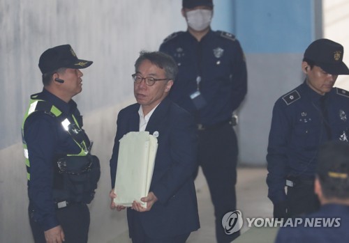 법정 향하는 임종헌(서울=연합뉴스) 신준희 기자 = 사법행정권 남용 의혹으로 구속기소 된 임종헌 전 법원행정처 차장이 8일 공판에 출석하기 위해 호송차에서 내려 법정으로 향하고 있다. 
    법원은 이날 임 전 차장의 추가 구속영장 발부 여부를 결정할 심문 기일을 연다. hama@yna.co.kr