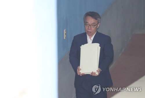 법정 향하는 임종헌(서울=연합뉴스) 신준희 기자 = 사법행정권 남용 의혹으로 구속기소 된 임종헌 전 법원행정처 차장이 8일 공판에 출석하기 위해 호송차에서 내려 법정으로 향하고 있다. 
    법원은 이날 임 전 차장의 추가 구속영장 발부 여부를 결정할 심문 기일을 연다. hama@yna.co.kr