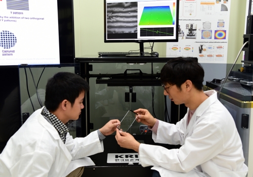김영식 책임연구원 연구팀이 스마트폰 커버 글라스를 확인하는 모습 [한국표준과학연구원 제공]