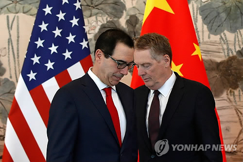 '협상 피곤해'…미·중 무역협상 8일 워싱턴서 재개(베이징 AFP=연합뉴스) 1일(현지시간) 중국 베이징 댜오위타이 국빈관에서 미중 고위급 무역협상을 마친 미국의 스티븐 므누신 재무장관(왼쪽)과 로버트 라이트하이저 무역대표부(USTR) 대표가 기념촬영에 앞서 굳은 표정을 하고 있다.
     류허 중국 부총리가 이끄는 중국 협상단은 오는 8일 미국 워싱턴을 방문해 협상을 이어갈 예정이다. bulls@yna.co.kr