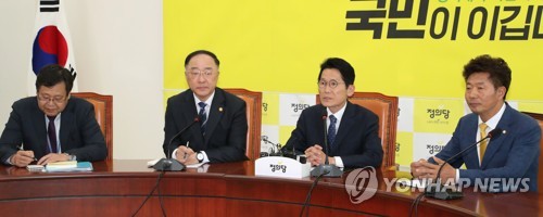 홍남기 만나 발언하는 윤소하(서울=연합뉴스) 김주형 기자 = 정의당 윤소하 원내대표(오른쪽 두번째)가 9일 오후 국회 정의당 원내대표실을  예방한 홍남기 경제부총리 겸 기획재정부 장관을 만나 발언하고 있다. 2019.5.9 kjhpress@yna.co.kr