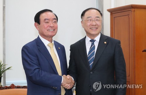 장병완 원내대표 예방한 홍남기(서울=연합뉴스) 이진욱 기자 = 홍남기 경제부총리 겸 기획재정부 장관(오른쪽)이 9일 국회로 민주평화당 장병완 원내대표를 예방하고 있다. 2019.5.9 cityboy@yna.co.kr