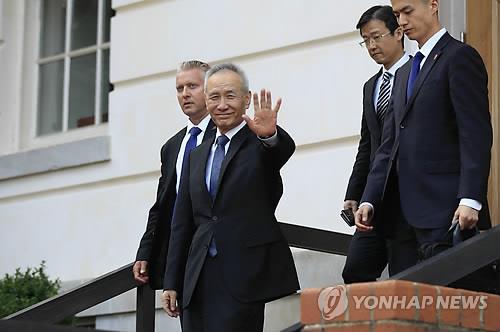 USTR 청사 나서며 손 흔드는 류허 中부총리(워싱턴 AP=연합뉴스) 무역협상을 위해 미국을 방문한 류허 중국 부총리가 9일(현지시간) 워싱턴DC 미 무역대표부(USTR) 청사를 나서며 손을 흔들고 있다. 류 부총리가 이끄는 중국 대표단은 이날 USTR 청사에서 로버트 라이트하이저 USTR 대표가 이끄는 미 대표단과 협상을 진행했다.
    leekm@yna.co.kr