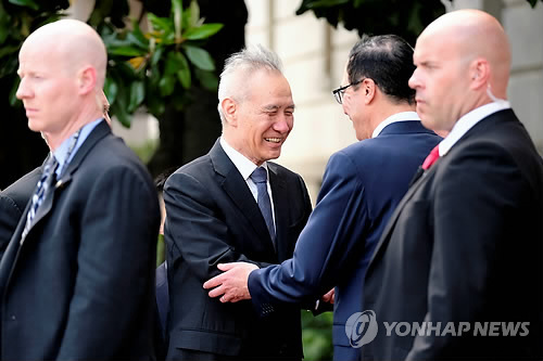 므누신 美재무장관과 악수하는 류허 中부총리(워싱턴 로이터=연합뉴스) 무역협상을 위해 미국을 방문한 류허(가운데) 중국 부총리가 9일(현지시간) 워싱턴DC 미 무역대표부(USTR) 청사 앞에서 스티븐 므누신 미 재무장관(오른쪽 두 번째)과 악수하고 있다. 류 부총리가 이끄는 중국 대표단은 이날 USTR 청사에서 미 대표단과 협상에 돌입했다. leekm@yna.co.kr