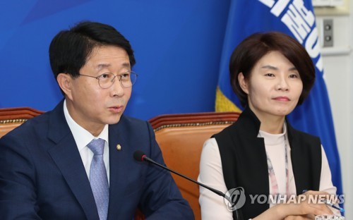 기자간담회하는 조정식(서울=연합뉴스) 하사헌 기자 = 더불어민주당 조정식 정책위의장이 10일 오전 국회에서 기자간담회를 하고 있다. 2019.5.10 toadboy@yna.co.kr