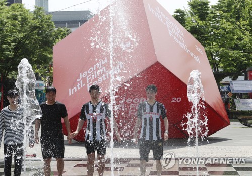 바닥분수서 더위 식히는 대학생들(전주=연합뉴스) 임채두 기자 = 전북의 낮 기온이 26도까지 오를 것으로 예보된 10일 오후 전주시 완산구 오거리광장 바닥분수에서 대학생들이 더위를 식히고 있다. 2019.5.10 doo@yna.co.kr