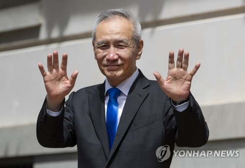 10일(현지시간) 미국과 무역협상을 마치고 나오는 류허 중국 부총리의 모습 [EPA=연합뉴스]