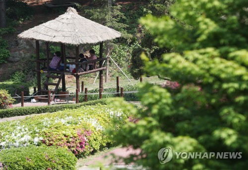 여유로운 봄날 오후(용인=연합뉴스) 홍기원 기자 = 초여름 날씨를 보인 10일 오후 경기도 용인시 처인구 용인농촌테마파크를 찾은 시민들이 원두막에 앉아 휴식을 취하고 있다. 2019.5.10 xanadu@yna.co.kr