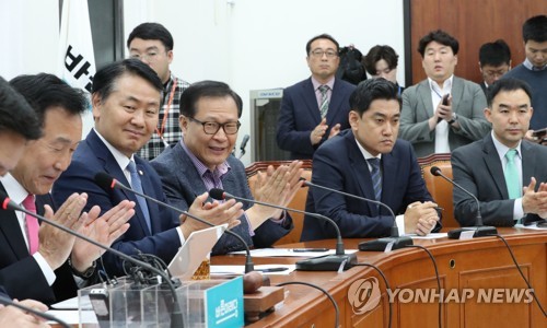 '나홀로 굳은 표정'(서울=연합뉴스) 이진욱 기자 = 바른미래당 오신환 의원(오른쪽 두 번째)이 8일 국회에서 열린 최고위원회의에 굳은 표정으로 참석해 있다. 이날 바른미래당은 김관영 원내대표의 중도 퇴진 문제를 논의하기 위한 의원총회를 개최할 예정이다. 2019.5.8 cityboy@yna.co.kr