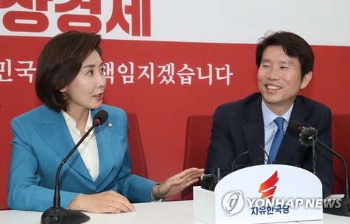 '다정한 오누이같이'(서울=연합뉴스) 이진욱 기자 = 자유한국당 나경원 원내대표(왼쪽)가 9일 오후 국회 원내대표실을 방문한 더불어민주당 이인영 신임 원내대표와 환담하고 있다. 2019.5.9 cityboy@yna.co.kr