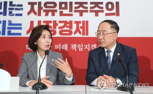 추경안 놓고 대화하는 나경원과 홍남기(서울=연합뉴스) 김주형 기자 = 자유한국당 나경원 원내대표(왼쪽)가 10일 오후 추가경정예산(추경)의 빠른 통과를 위한 협조를 구하기 위해 국회 자유한국당 원내대표실을 예방한 홍남기 경제부총리 겸 기획재정부 장관과 대화하고 있다. 2019.5.10 kjhpress@yna.co.kr