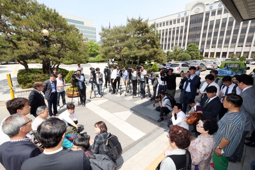 5·18 헬기사격 목격담 설명하는 증언자들[연합뉴스 사진]