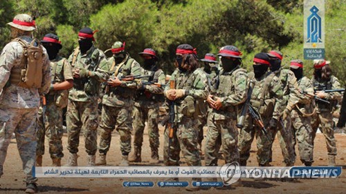 작년 8월에 알카에다 연계 매체가 시리아 이들립에서 훈련하는 HTS의 모습이라며 공개한 이미지    [AP=연합뉴스 자료사진]