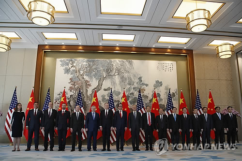 미중 무역협상 대표들…고비는 '관세유지·中보복금지·산업보조금'(베이징 AP=연합뉴스) 1일(현지시간) 중국 베이징 댜오위타이 국빈관에서 고위급 무역협상을 진행한 미국의 스티븐 므누신 재무장관(왼쪽 7번째)과 중국 류허 부총리(가운데) 등 양국 대표들이 기념 촬영하고 있다.