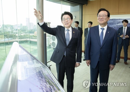 미세먼지 저감 설비 설명 듣는 조명래 장관(서울=연합뉴스) 조명래 환경부 장관(왼쪽)이 지난 8일 울산 SK에너지 전망대에서 송철호 울산광역시장과 함께 울산산단 주요기업체를 방문해 먼지 저감 설비에 대한 설명을 듣고 있다. 2019.5.8 [환경부 제공=연합뉴스 자료사진]