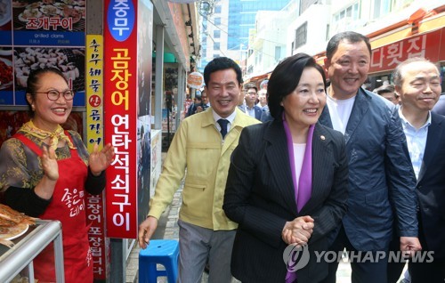 박 장관 방문에 화기애애한 전통시장(부산=연합뉴스) 차근호 기자 = 박영선 중소벤처기업부 장관이 13일 오전 부산 해운대 재래시장을 방문하자 한 상인이 박수를 치고 있다. 2019.5.13 ready@yna.co.kr