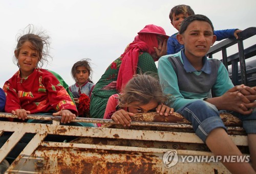 이달 1일 트럭을 타고 피란하는 시리아 북서부 주민들    [AFP=연합뉴스]