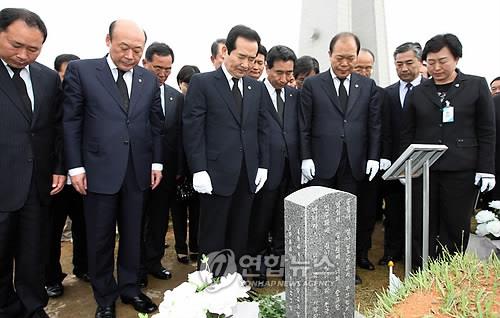 고(故) 안종필 군 묘역 참배[연합뉴스 자료사진]