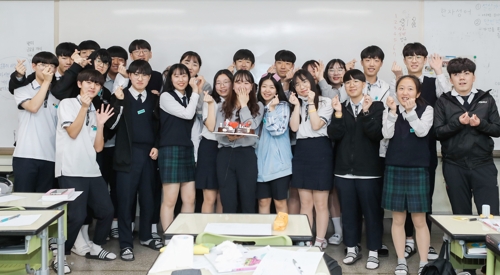 정유나 교사와 2학년 3반 학생들[강원도교육청 제공]