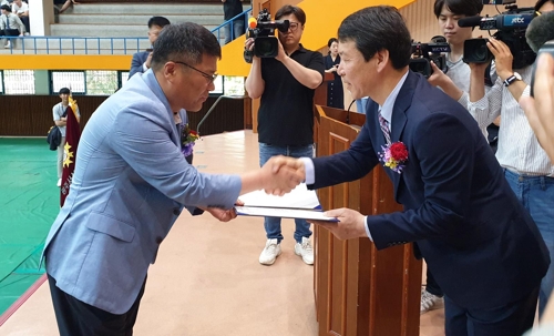 명예졸업장 수여 (광주=연합뉴스) 손상원 기자 = 5·18 민주화운동 당시 총상으로 학업을 중단한 전형문 씨가 15일 광주 서석고 체육관에서 열린 개교기념일 행사에서 명예 졸업장을 받고 있다. 2019.5.15 
 sangwon700@yna.co.kr
(끝)