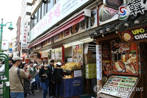 인파로 붐비는 도쿄 한류거리 신오쿠보(도쿄=연합뉴스) 이웅 기자 = 일본 도쿄 신주쿠의 한인타운 신오쿠보(新大久保)가 11일(토요일) 오전부터 한국 상품을 사고 한국 음식을 즐기기 위해 찾은 방문객들로 붐빈다. 2019.5.13 abullapia@yna.co.kr
