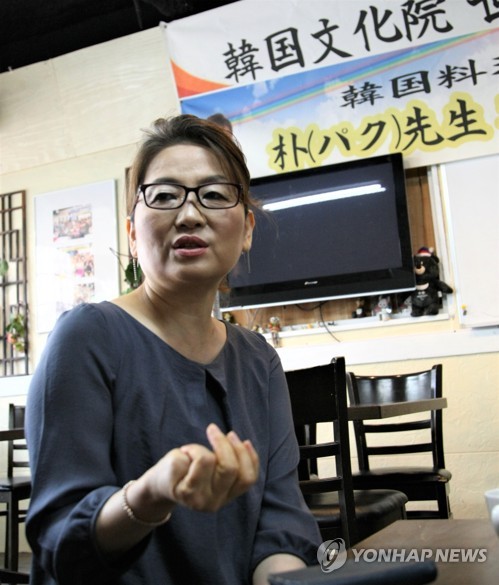 도쿄 한류거리 신오쿠보 한정식집 '대한민국' 대표(도쿄=연합뉴스) 이웅 기자 = 일본 도쿄 신주쿠 한인타운 신오쿠보(新大久保)에서 영업 중인 한정식집 '대한민국'의 대표 박현자 씨가 한국 기자들과 인터뷰를 하고 있다. 그는 세종학당 수강생을 위주로 수강생을 모집해 한국요리강좌를 진행하고 있다. 2019.5.13 abullapia@yna.co.kr