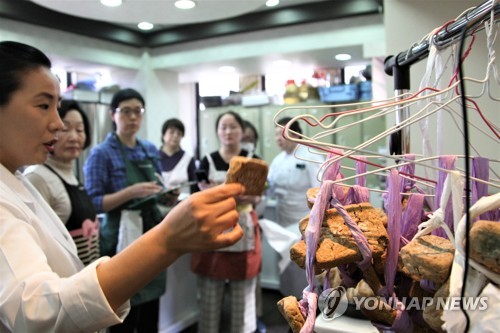 도쿄 한류거리 신오쿠보 '조선옥 요리연구원'(도쿄=연합뉴스) 이웅 기자 = 일본 도쿄 신주쿠 한인타운 신오쿠보(新大久保)에서 한국 전통음식 문화를 배울 수 있는 '조선옥 요리연구원'. 일본인 주부 수강생들을 대상으로 간장만들기 수업을 진행 중이다. 2019.5.13 abullapia@yna.co.kr