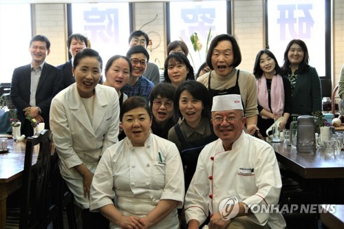 도쿄 한류거리 신오쿠보 '조선옥 요리연구원'(도쿄=연합뉴스) 이웅 기자 = 일본 도쿄 신주쿠 한인타운 신오쿠보(新大久保)에서 한국 전통음식 문화를 배울 수 있는 '조선옥 요리연구원'을 운영하는 조선옥 씨와 일본인 수강생들이 기념촬영을 하고 있다. 2019.5.13 abullapia@yna.co.kr