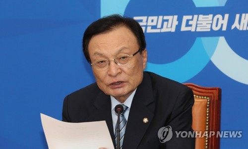 이해찬 대표 기자간담회(서울=연합뉴스) 하사헌 기자 = 더불어민주당 이해찬 대표가 14일 오후 국회 당대표회의실에서 열린 기자간담회에서 모두발언하고 있다.  toadboy@yna.co.kr