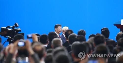 입장하는 시진핑 주석(베이징=연합뉴스) 김진방 특파원 = 시진핑(習近平) 중국 국가주석이 15일 중국 베이징(北京) 국가회의중심에서 열린 제1회 아시아문명대화대회에서 개막식장에 입장하고 있다. 2019.5.15 chinakim@yna.co.kr