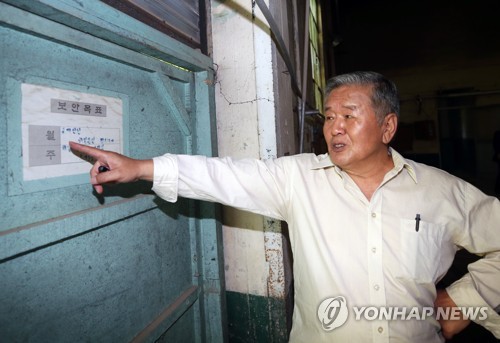 '보안 시설' 지정된 군 병원 보일러실(광주=연합뉴스) 천정인 기자 = 5·18민주화운동 당시 사망한 시민들의 시신을 군 병원 보일러실에서 소각했다는 증언이 나온 가운데 15일 오전 광주 서구 옛 국군통합병원에서 당시 505보안부대 수사관 출신인 허장환씨가 이 시설이 보안시설로 지정돼 있었던 흔적을 보여주고 있다. 2019.5.15 iny@yna.co.kr