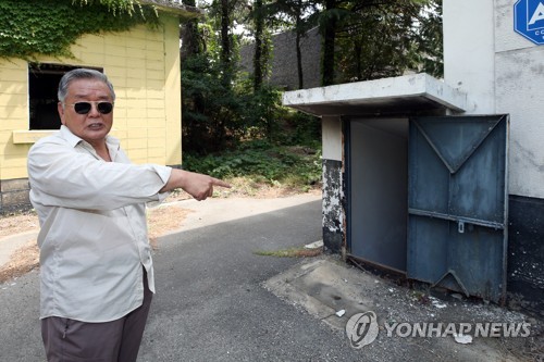 5·18 당시 고문 장소였던 505보안부대 지하실 입구(광주=연합뉴스) 천정인 기자 = 15일 오전 광주 서구 옛 505보안부대 옛터에서 이 부대 수사관 출신인 허장환씨가 5·18 당시 고문이 자행됐던 지하실에 대해 설명하고 있다. 2019.5.15 iny@yna.co.kr