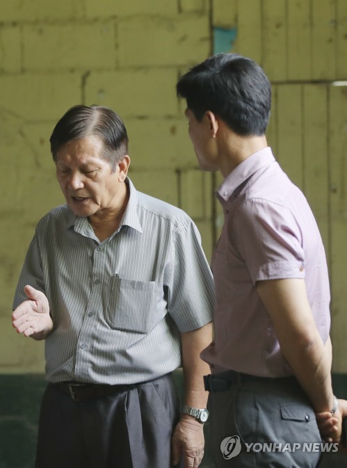 '시신 소각' 증언 설명하는 미 육군 전(前)정보요원 김용장씨(광주=연합뉴스) 천정인 기자 = 5·18민주화운동 당시 사망한 시민들의 시신을 군 병원 보일러실에서 소각했다는 증언이 나온 가운데 15일 오전 광주 서구 옛 국군통합병원에서 당시 미 육군 501정보단 소속 정보요원 김용장씨가 관련 내용을 설명하고 있다. 2019.5.15 iny@yna.co.kr