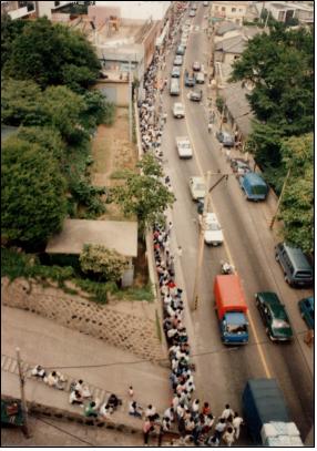 1987년 6월 부산가톨릭센터에서 열'5·18광주의거 사진전'을 보려고 줄을 선 시민들[부산민주항쟁기념사업회 제공]