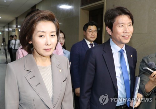 이인영과 나경원 '회동을 마치고'(서울=연합뉴스) 김주형 기자 = 더불어민주당 이인영 원내대표(오른쪽)와 자유한국당 나경원 원내대표가 15일 오후 국회 운영위원장실에서 회동을 마친 뒤 취재진의 질문을 받으며 이동하고 있다. 2019.5.15 kjhpress@yna.co.kr