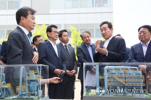 이 총리, 미세먼지 추경 현장 방문(청주=연합뉴스) 진성철 기자 = 미세먼지 추경 지원 현장 점검에 나선 이낙연 국무총리가 16일 충북 청주시 오창과학산단 내 에코프로에서 이동채 대표(왼쪽), 박천규 환경부 차관 등과 미세먼지 저감 설비, 추경 지원 현황에 관해 질문하고 있다. 2019.5.16 zjin@yna.co.kr