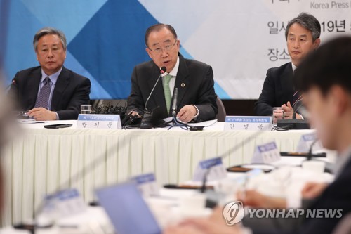 '미세먼지 대응' 기조연설 하는 반기문 위원장(서울=연합뉴스) 김주성 기자 = 반기문 국가기후환경회의 위원장(전 유엔 사무총장)이 16일 오후 서울 중구 프레스센터에서 열린 한국언론진흥재단(KPF)포럼에서 '미세먼지 어떻게 대응할 것인가?'란 주제로 기조연설을 하고 있다.
왼쪽부터 국가기후환경회의 김숙 전략기획위원장, 반기문 위원장, 안병옥 운영위원장. 2019.5.16 utzza@yna.co.kr