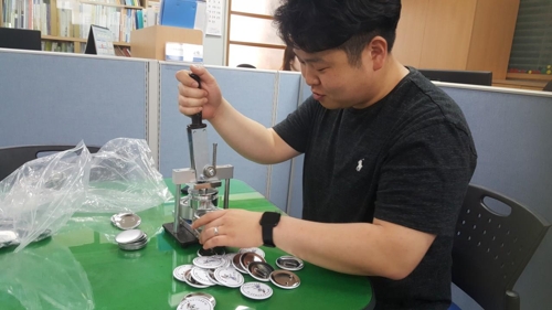 배지 만드는 교사[광주시교육청 제공]