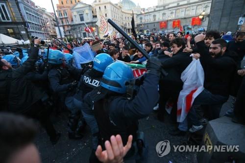 16일 나폴리 도심에서 살비니 부총리에 반대하는 시위대가 경찰과 대치하고 있다. [AFP=연합뉴스]