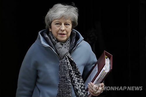 다우닝가 총리관저 나서는 메이 영국 총리 [AP=연합뉴스]
(끝)