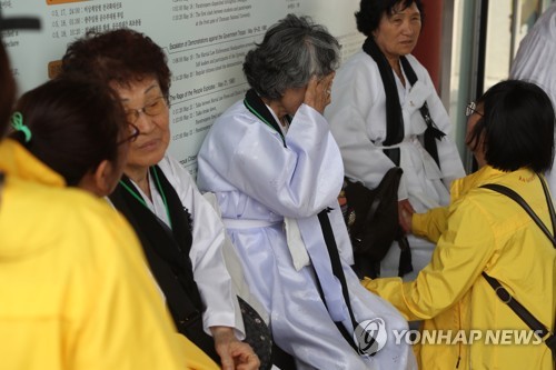 아픔으로 연대하는 '오월'과 '세월'(광주=연합뉴스) 정회성 기자 = 17일 광주 북구 운정동 5·18국립묘지 입구에서 세월호 참사 유가족이 5·18 유가족을 위로하고 있다. 2019.5.17 hs@yna.co.kr