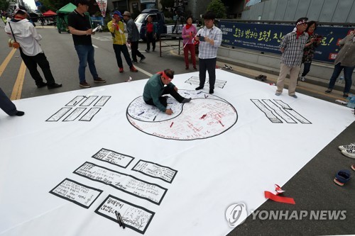 5·18 39주기 앞둔 광주도심(광주=연합뉴스) 정회성 기자 = 5·18 민주화운동 39주년을 하루 앞둔 17일 광주 동구 금남로에서 대형 태극기 만들기 시민난장이 펼쳐지고 있다. 2019.5.17 hs@yna.co.kr