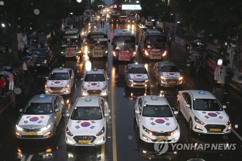 '1980년 5월 그날처럼'(광주=연합뉴스) 정회성 기자 = 17일 5·18 민주화운동 39주년 전야제 참가자들이 광주 동구 금남로에서 옛 전남도청으로 행진하고 있다. 2019.5.17 hs@yna.co.kr