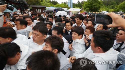 '물러가라' 5·18민주묘지서 항의받는 황교안(광주=연합뉴스) 정회성 기자 = 자유한국당 황교안 대표가 18일 오전 광주 북구 국립 5·18민주묘지에서 열리는 제39주년 5·18민주화운동 기념식에 참석하려다가 '망언 의원' 징계 등을 요구하는 시민에게 항의받고 있다. 2019.5.18 hs@yna.co.kr