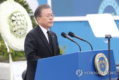 그날의 아픔을 기억하며(광주=연합뉴스) 한상균 기자 = 문재인 대통령이 18일 오전 광주 국립5·18민주묘지에서 제39주년 5·18 민주화운동 기념사 도중 북받치는 감정을 추스르고 있다. 2019.5.18 xyz@yna.co.kr