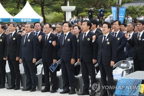 임을 위한 행진곡 제창하는 황교안 대표(광주=연합뉴스) 한상균 기자 = 자유한국당 황교안 대표(앞줄 왼쪽에서 다섯 번째)가  18일 오전 광주 국립5·18민주묘지에서 5·18 민주화운동 기념식 중 임을 위한 행진곡을 제창하고 있다. 2019.5.18 xyz@yna.co.kr